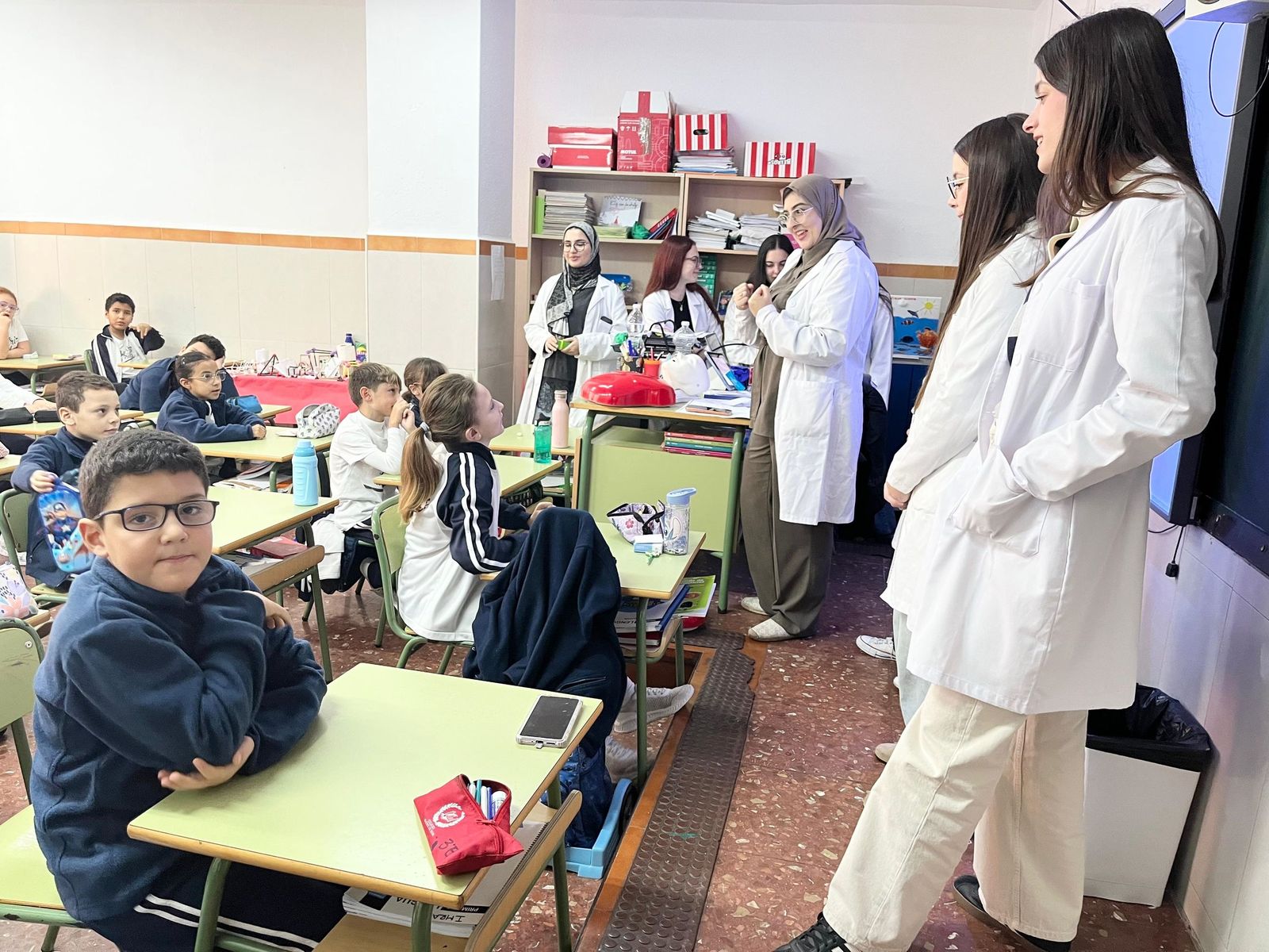 Estudiantes de Enfermería y pequeños del Beatriz de Silva, en una jornada sobre hábitos saludables