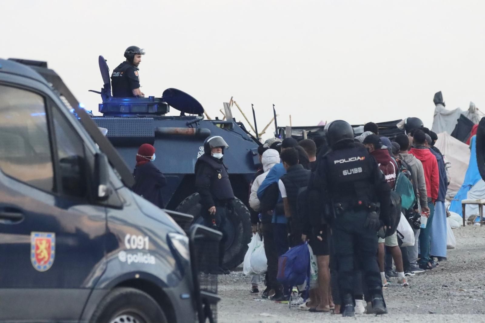 La Policía Nacional inicia el desalojo del Guano, último gran asentamiento ilegal de inmigrantes de Ceuta