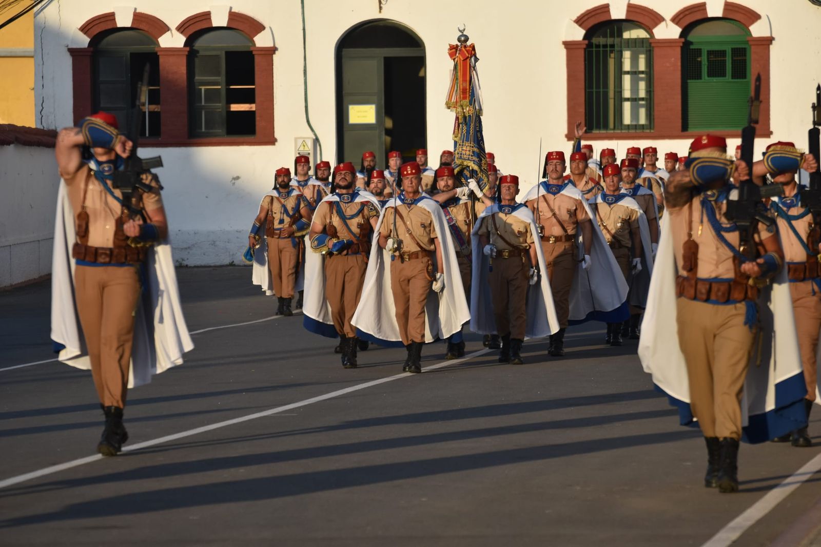 El acuartelamiento González-Tablas acoge una parada militar por el 115 aniversario de Regulares