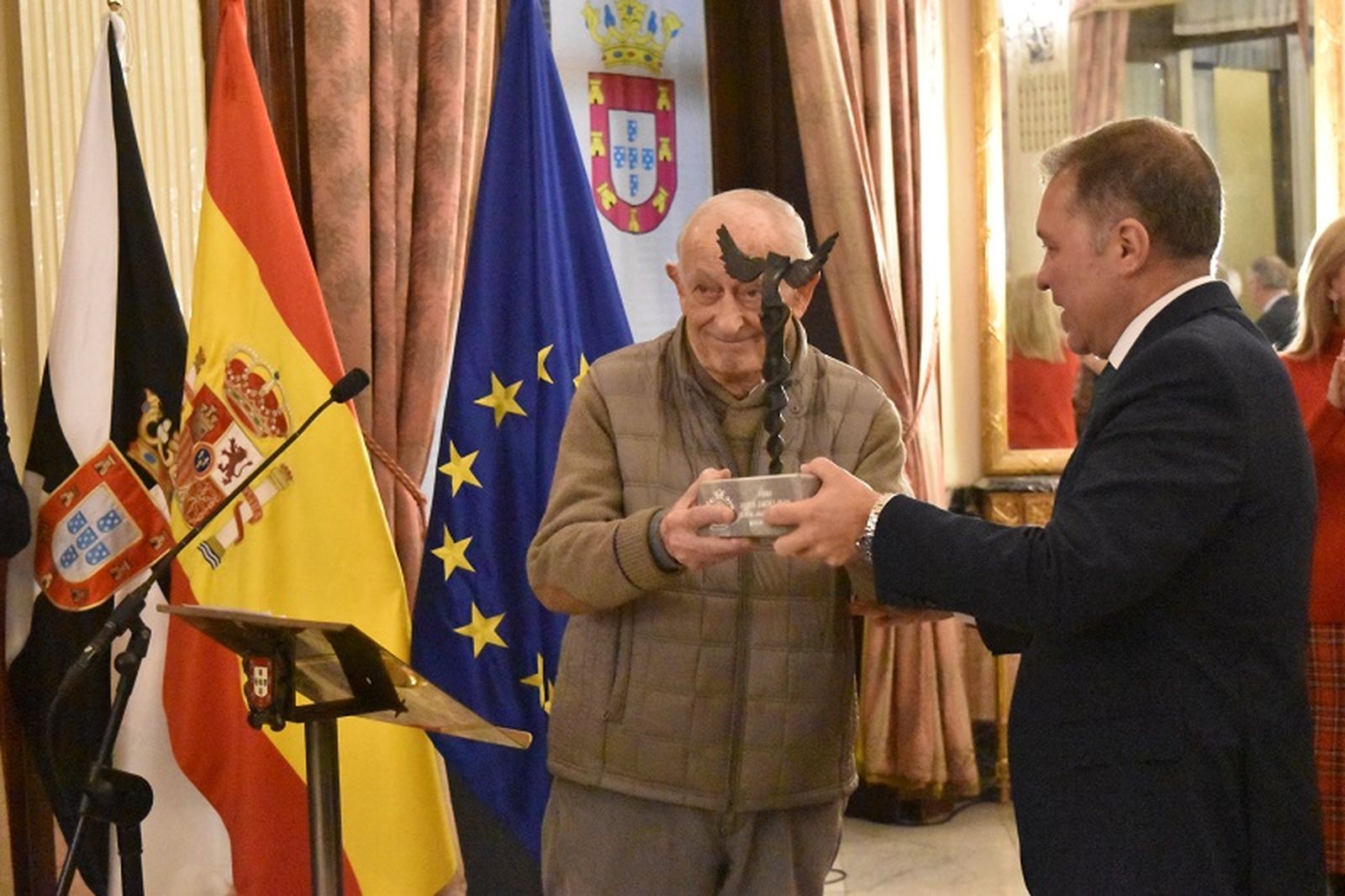 El doctor jubilado Rafael Vivas recibió el premio Sánchez-Prado en nombre de los 11 homenajeados. / FOTO NICOL´S
