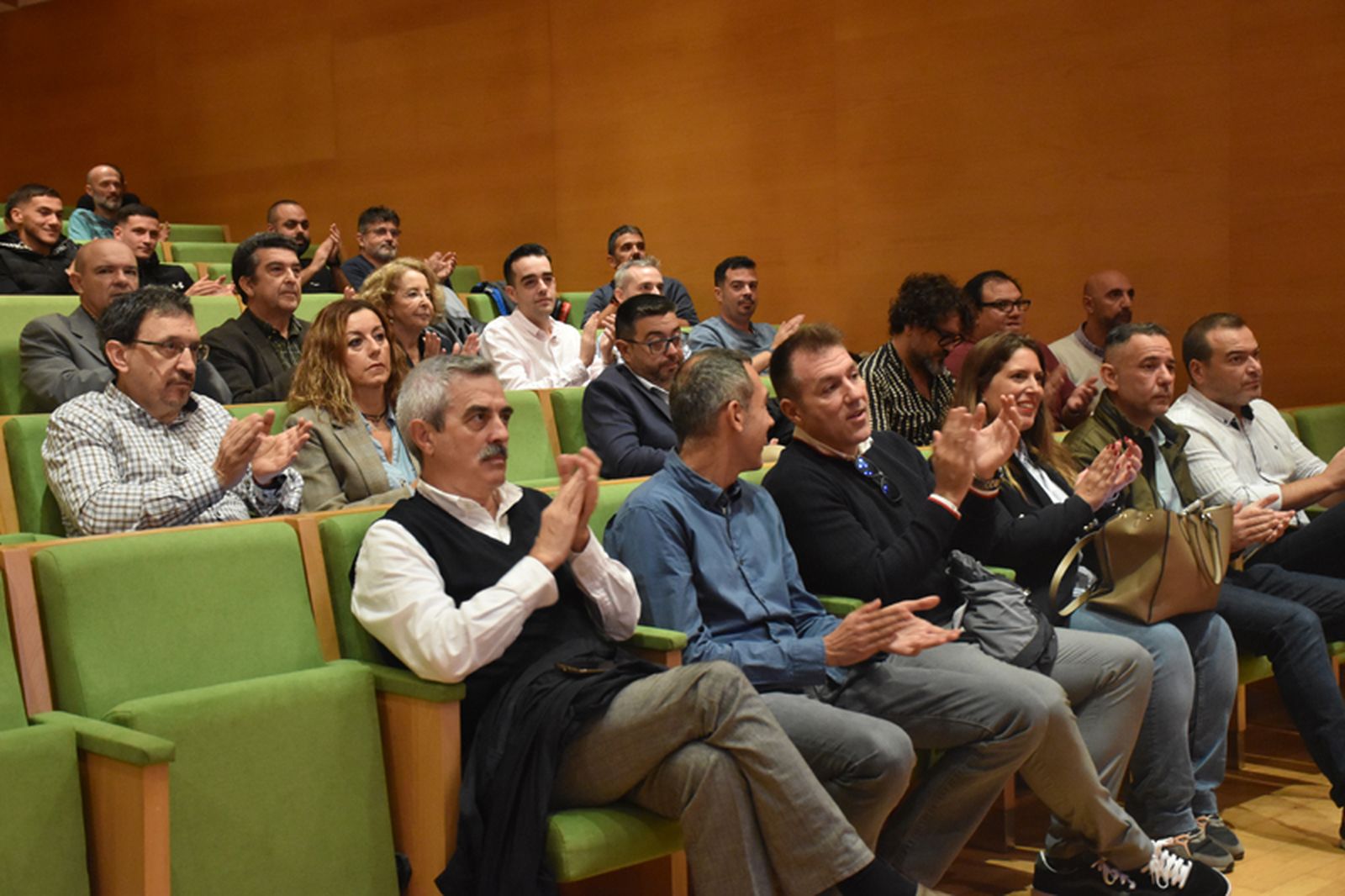 El público aplaude a Octavio Salazar. Entre los oyentes, los directores del IMSERSO y el SEPE y varios miembros de la Delegación del Gobierno y el PSOE en Ceuta. / FOTO G.S.