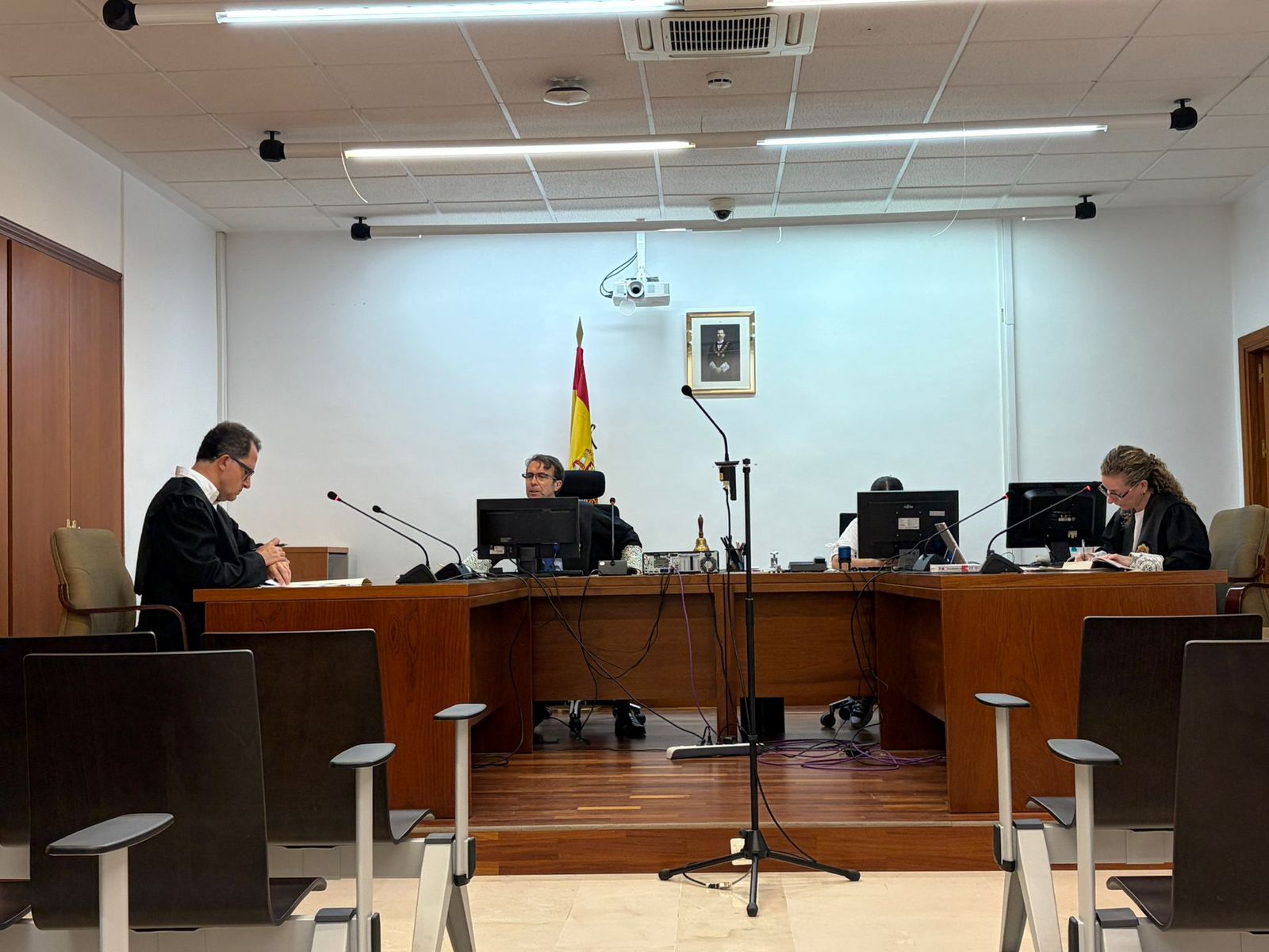 El letrado de la defensa, Javier Cabillas, el juez Miguel Ángel Cano y la fiscal Silvia Rojas este jueves en el juzgado.