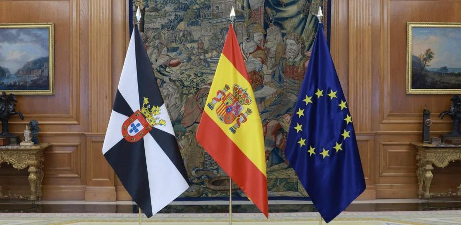 Banderas en el salón de audiencias de La Zarzuela