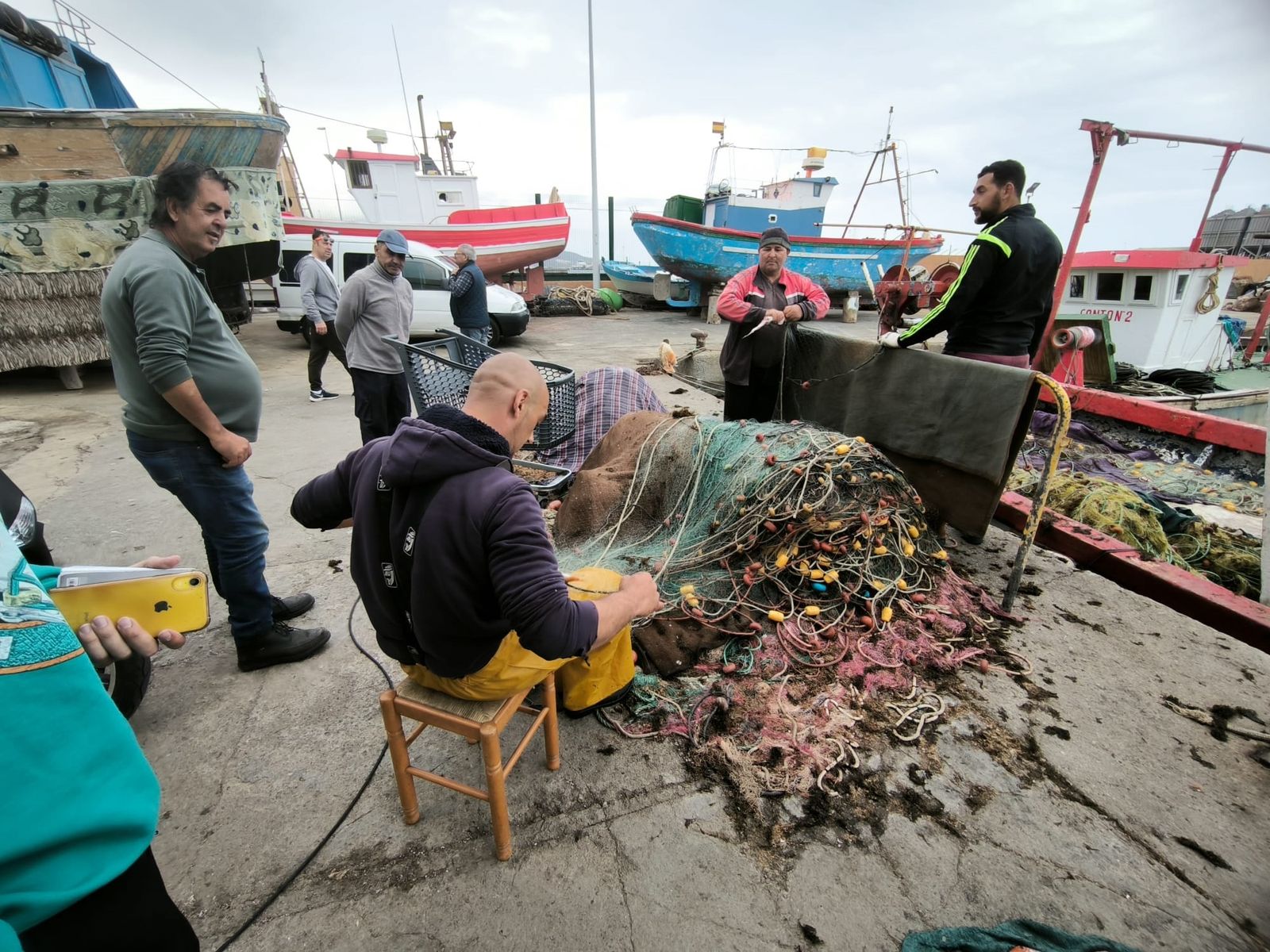 Varios pescadores en la Lonja de Ceuta.