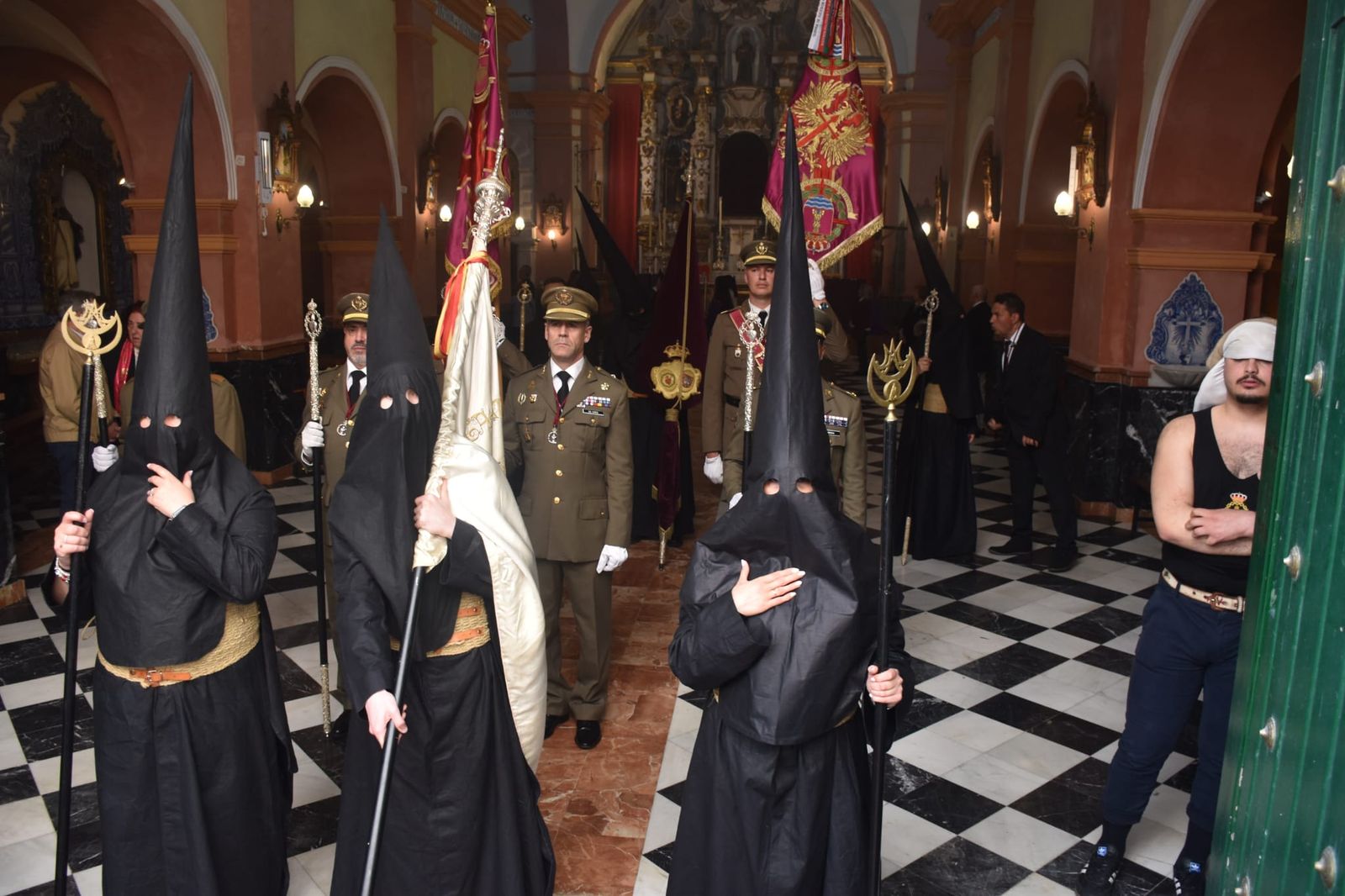 Saetas y emoción a raudales para la salida de la Buena Muerte