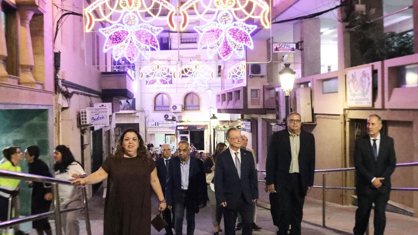 Tras el encendido, las autoridades han acompañado a los miembros de la Comunidad Hindú hasta su templo en la calle Echegaray, donde ha tenido lugar un acto religioso en el que se han ofrecido plegarias y ofrendas en honor a Lakshmi, diosa de la fortuna y la prosperidad