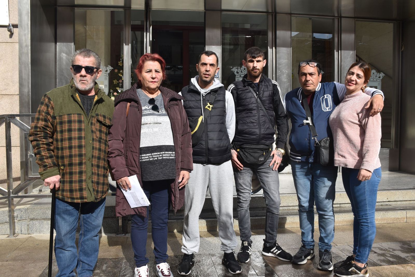 Algunos de los vecinos del número 4 de González de la Vega a las puertas del Palacio Autonómico tras declararse la ruina técnica del edificio