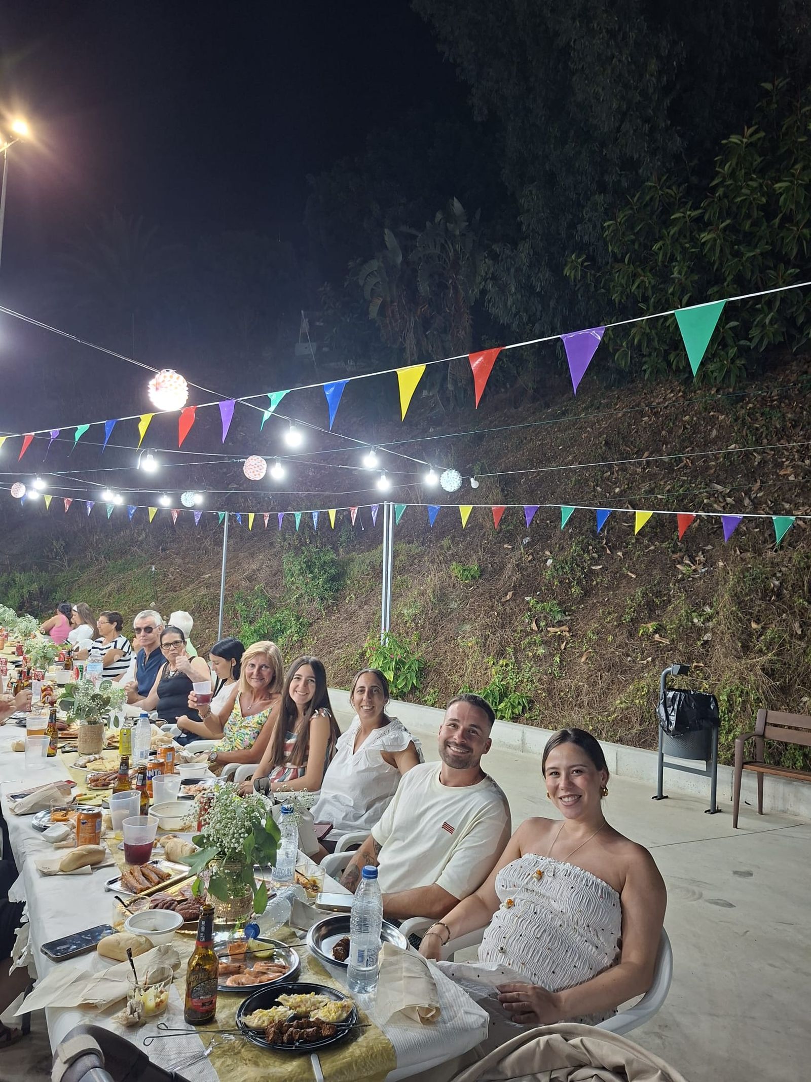 Los vecinos de Juan XXIII disfrutan de una multitudinaria cena en su verbena por la Virgen del Carmen