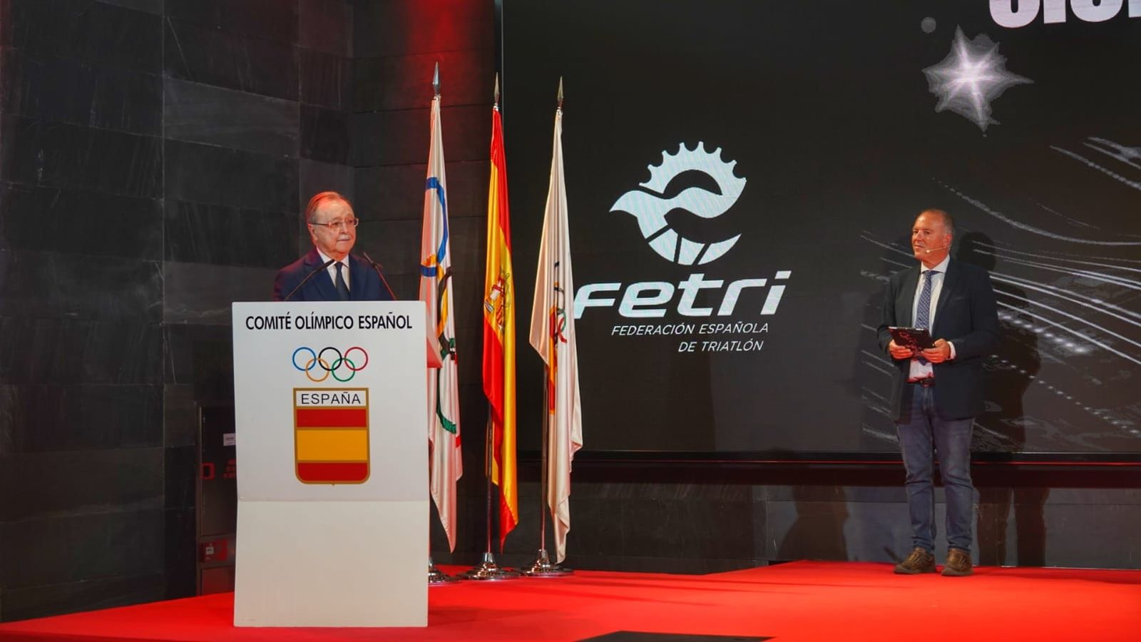Ceuta recibe la Placa de Plata de la Federación Española de Triatlón en reconocimiento a su impulso al deporte