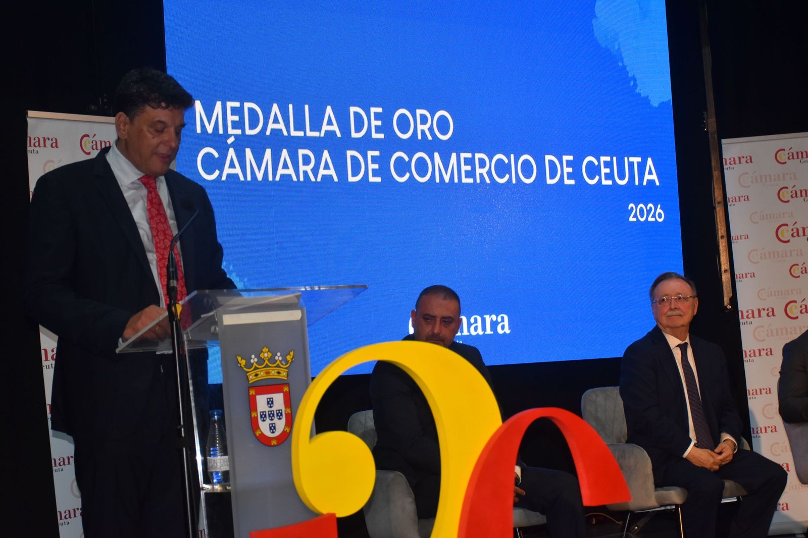 Luhay Hamido recibe la Medalla de Oro de la Cámara por su compromiso con el deporte ceutí