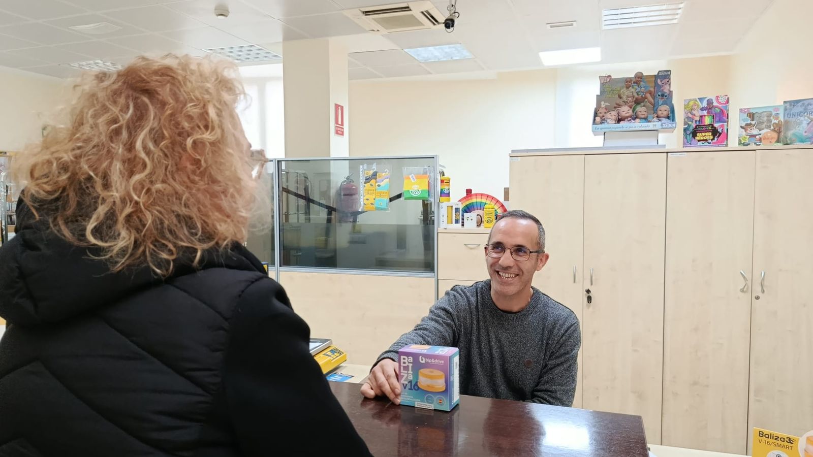 Un trabajador de Correos en una de las oficinas durante la venta de una baliza V16