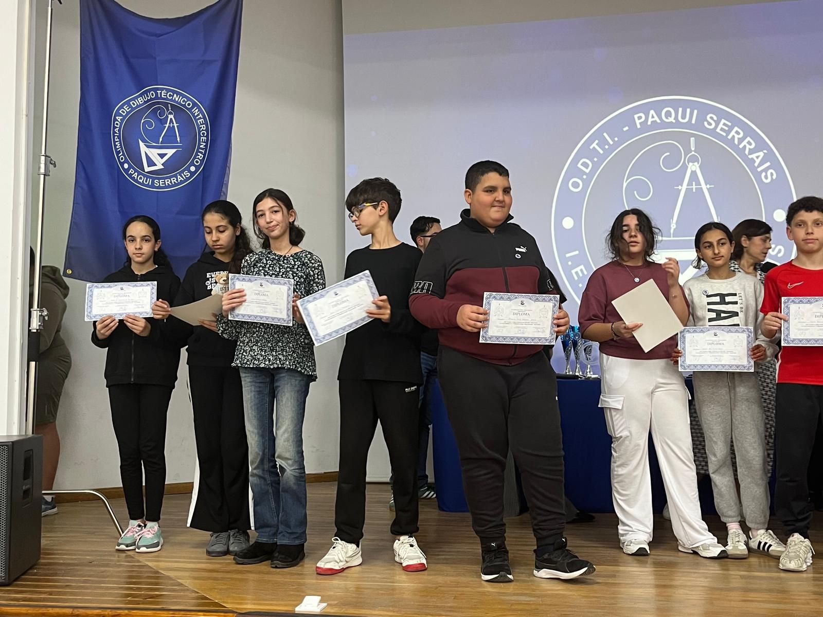 El IES Camoens acoge unas Olimpiadas de Dibujo Técnico con el legado de Paqui Serráis