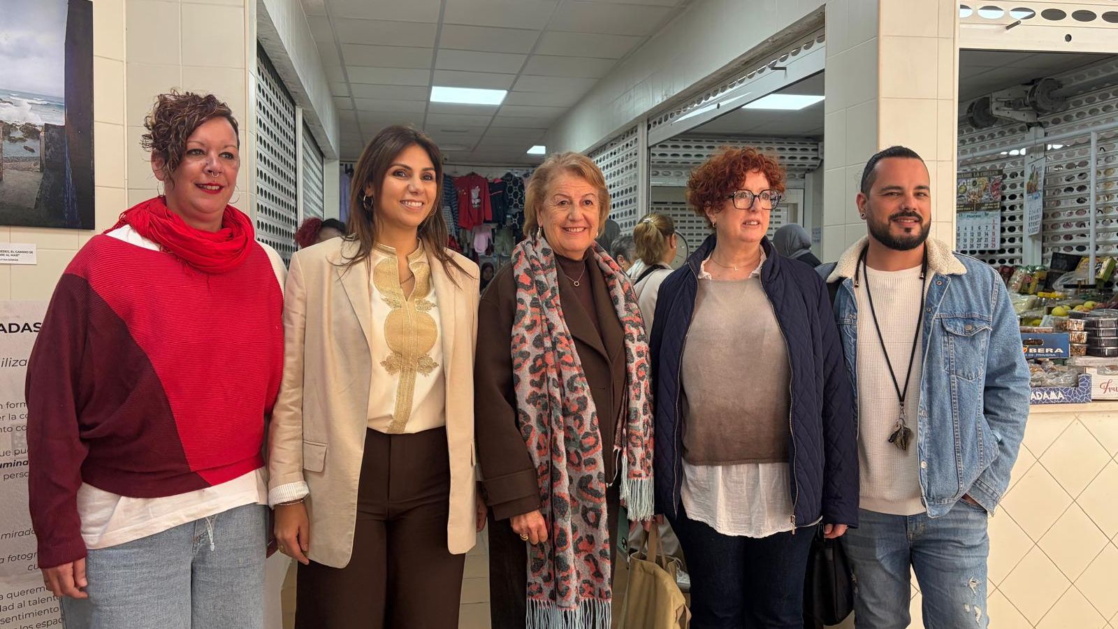 Foto de familia de las personas organizadoras de la exposición.