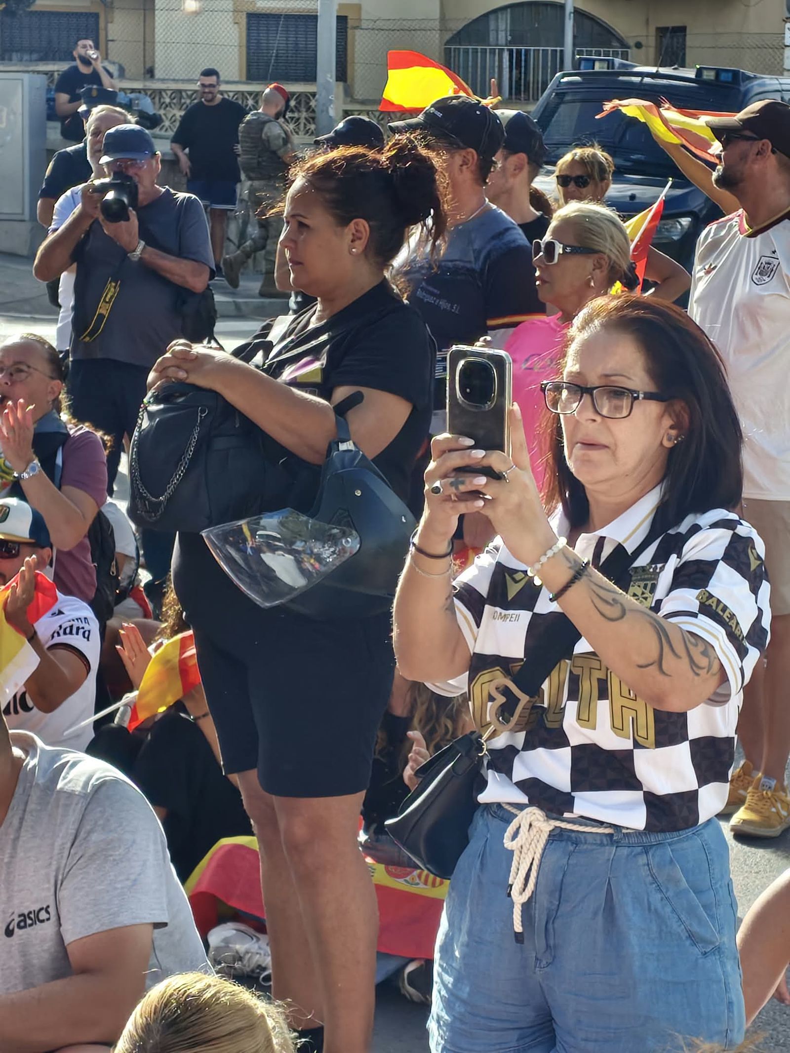 Ceutíes cortan en Benítez el paso a los vehículos de Cruz Roja que se dirigían al Trampolín