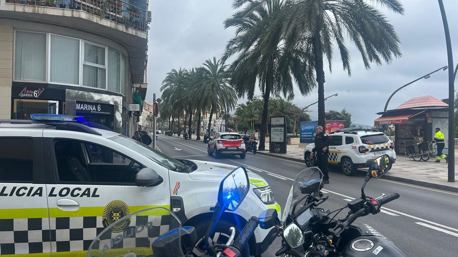 La Policía Local controla el tráfico en La Marina tras el accidente entre un peatón y un motorista