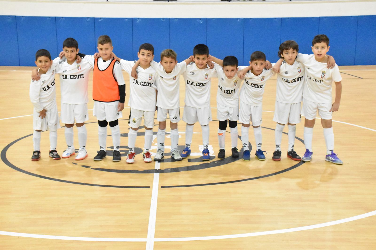 Los prebenjamines en el pabellón de Santa Amelia