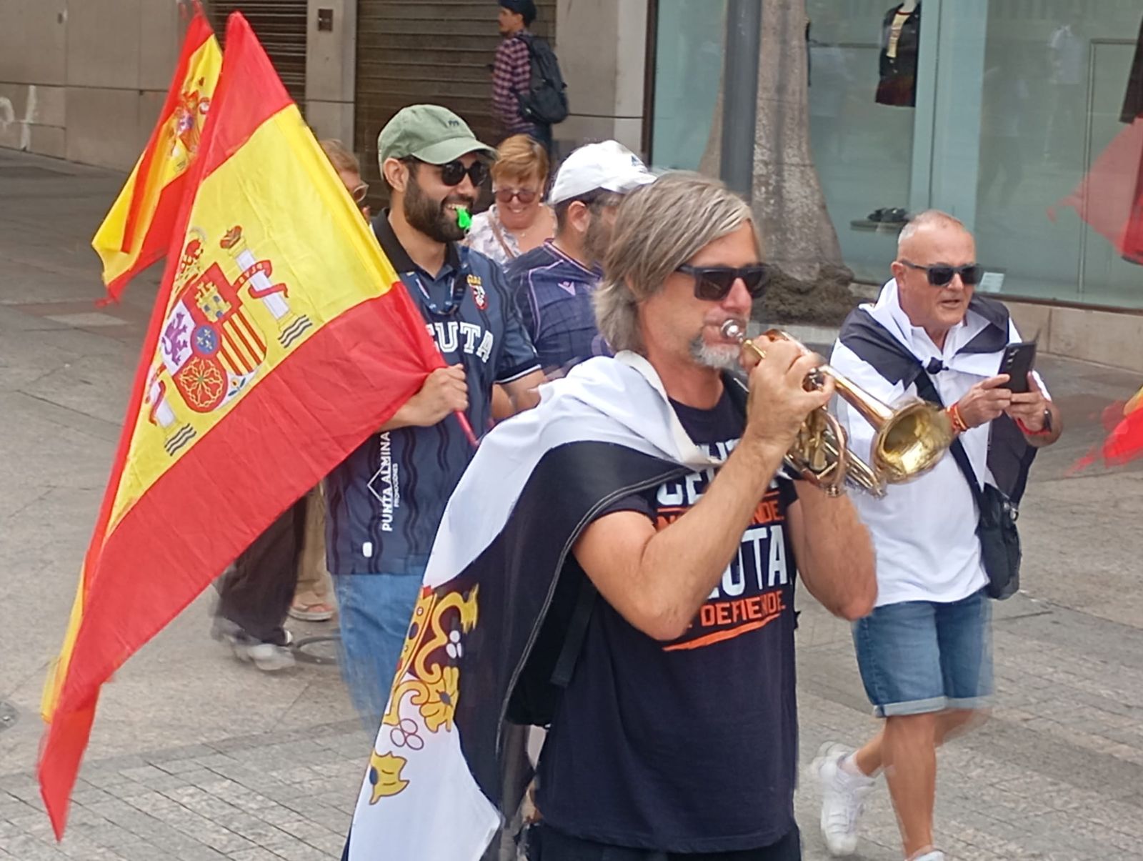 Ceuta vuelve a echarse a las calles para recordar que "Un caballa nunca se rinde"