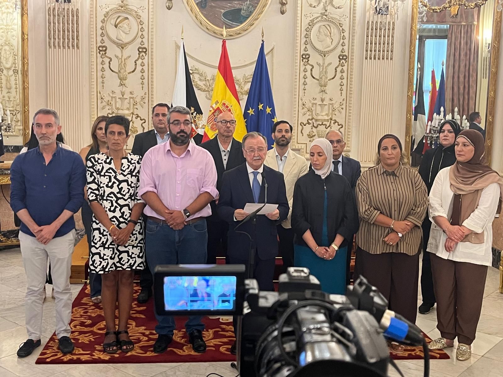 Representantes de los grupos políticos de la Asamblea de Ceuta, excepto Vox y Ceuta Ya!, en la lectura de la declaración conjunta