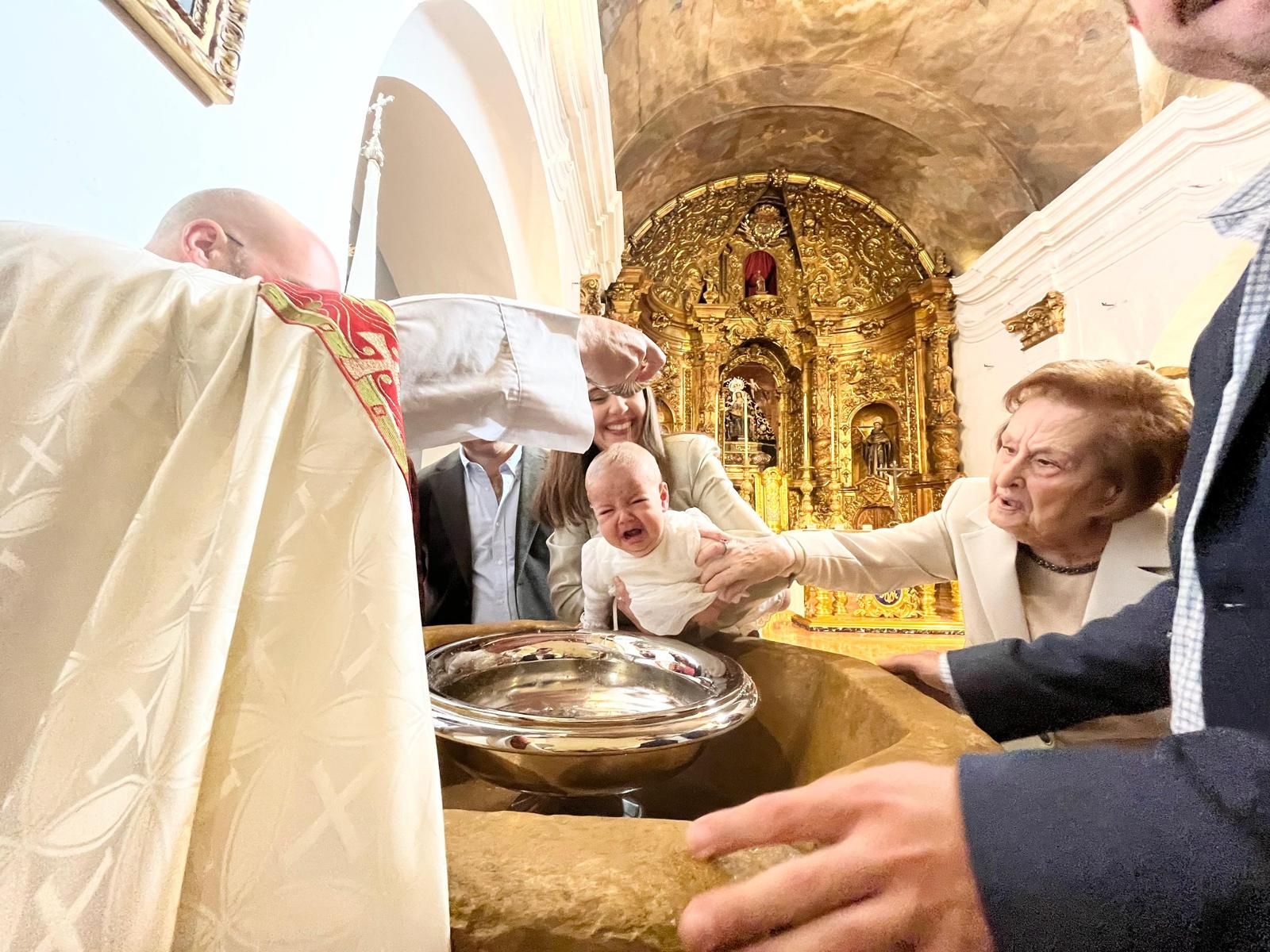 Airam, Carla y Triana reciben el bautismo en la iglesia de Los Remedios