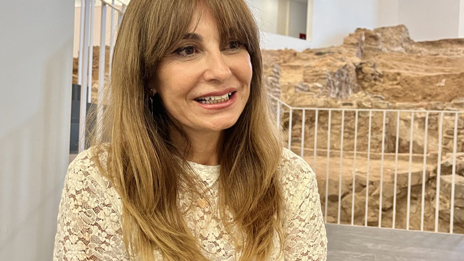La escritora Tula Fernández minutos antes de la presentación de su nueva novela, 'Cinco cartas portuguesas'.