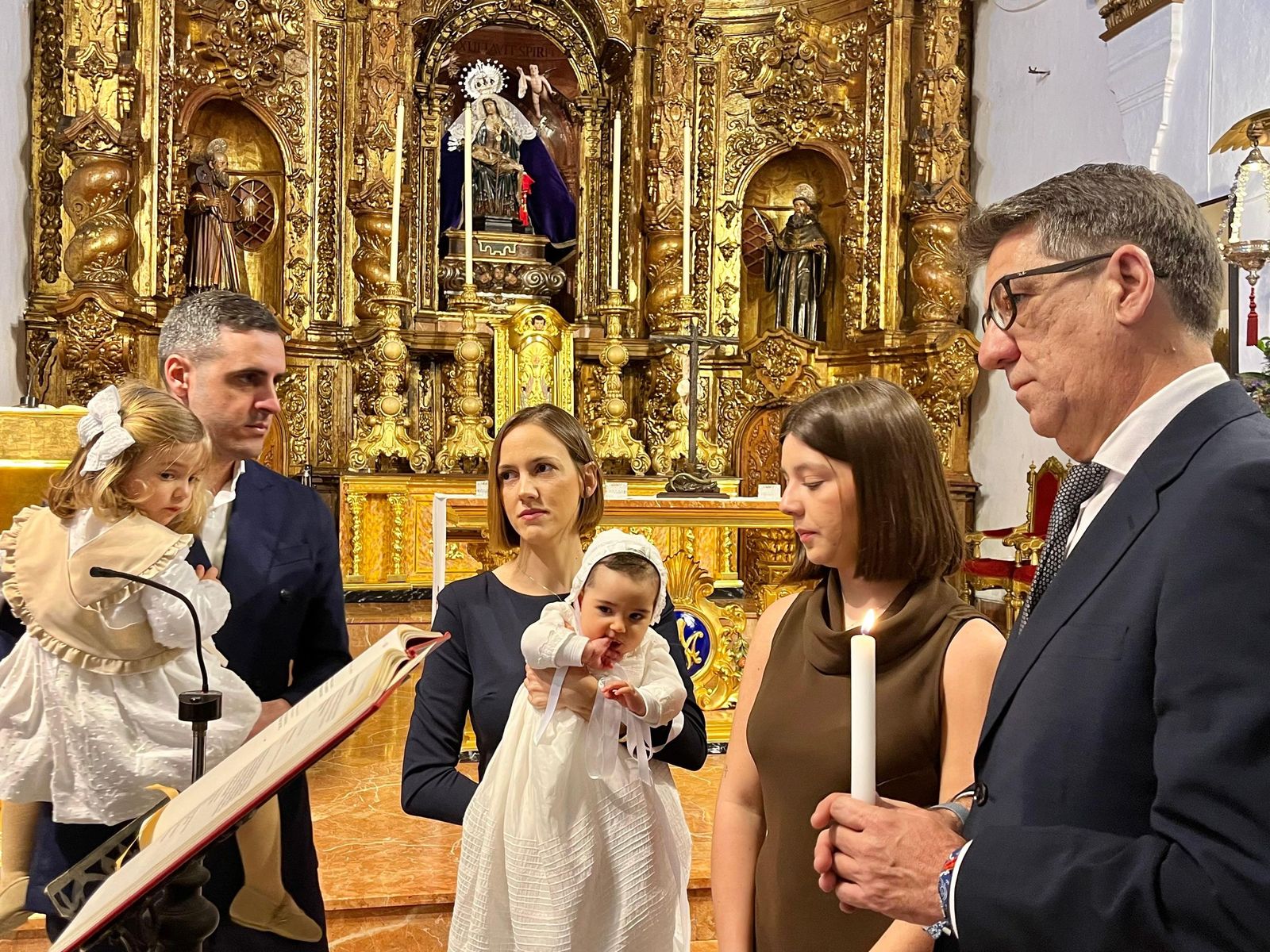 Carmen recibe el Sacramento del Bautismo en el Santuario