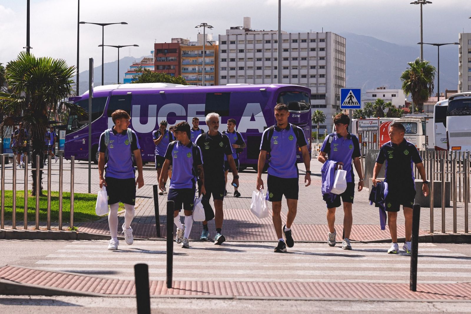 La expedición del Real Valladolid saliendo de su autobús en el Puerto de Algeciras