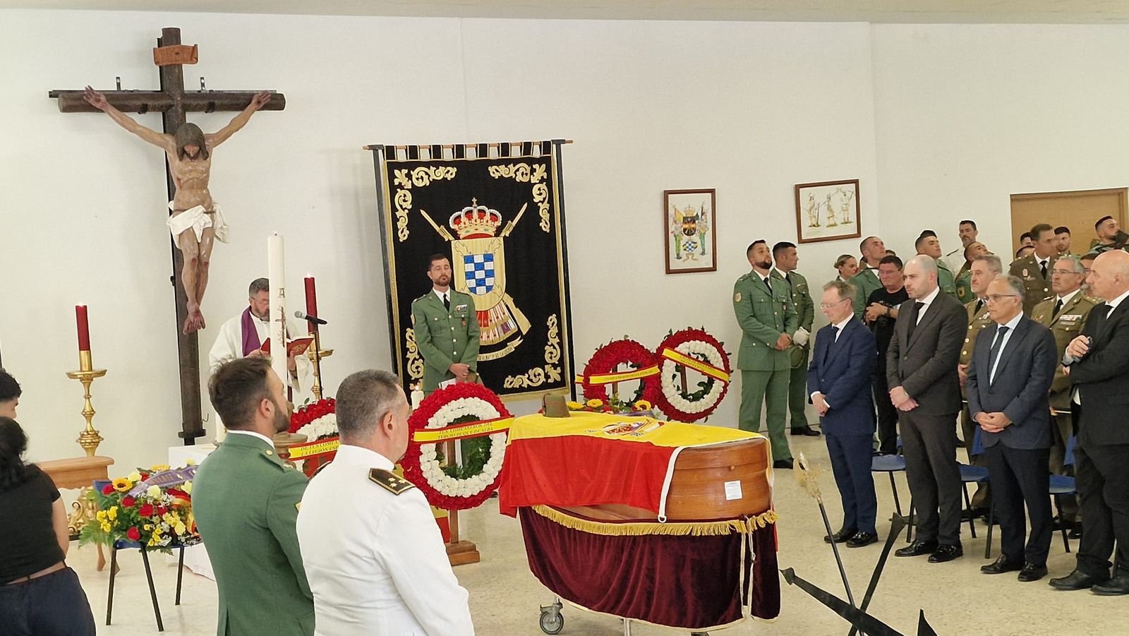 Autoridades civiles y militares junto al féretro