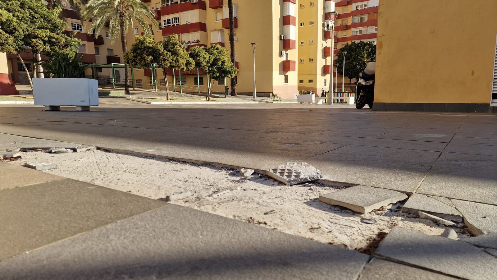 Imagen del estado actual de la solería de la plaza del Polígono Virgen de África
