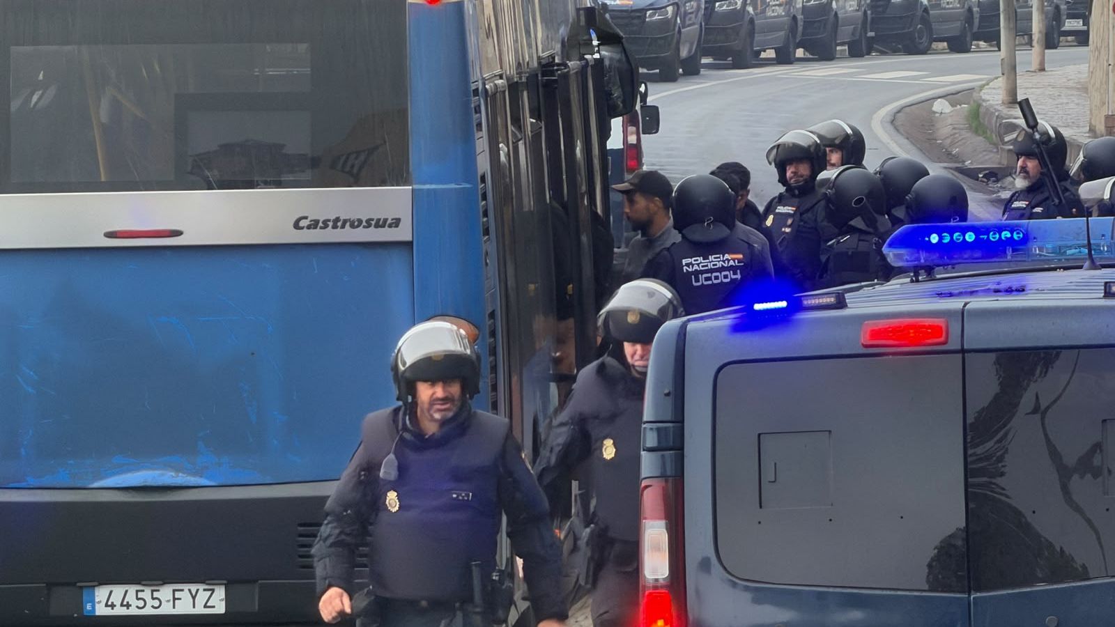 La Policía Nacional escolta los autobuses llenos de migrantes hacia el Tarajal desde el Trampolín