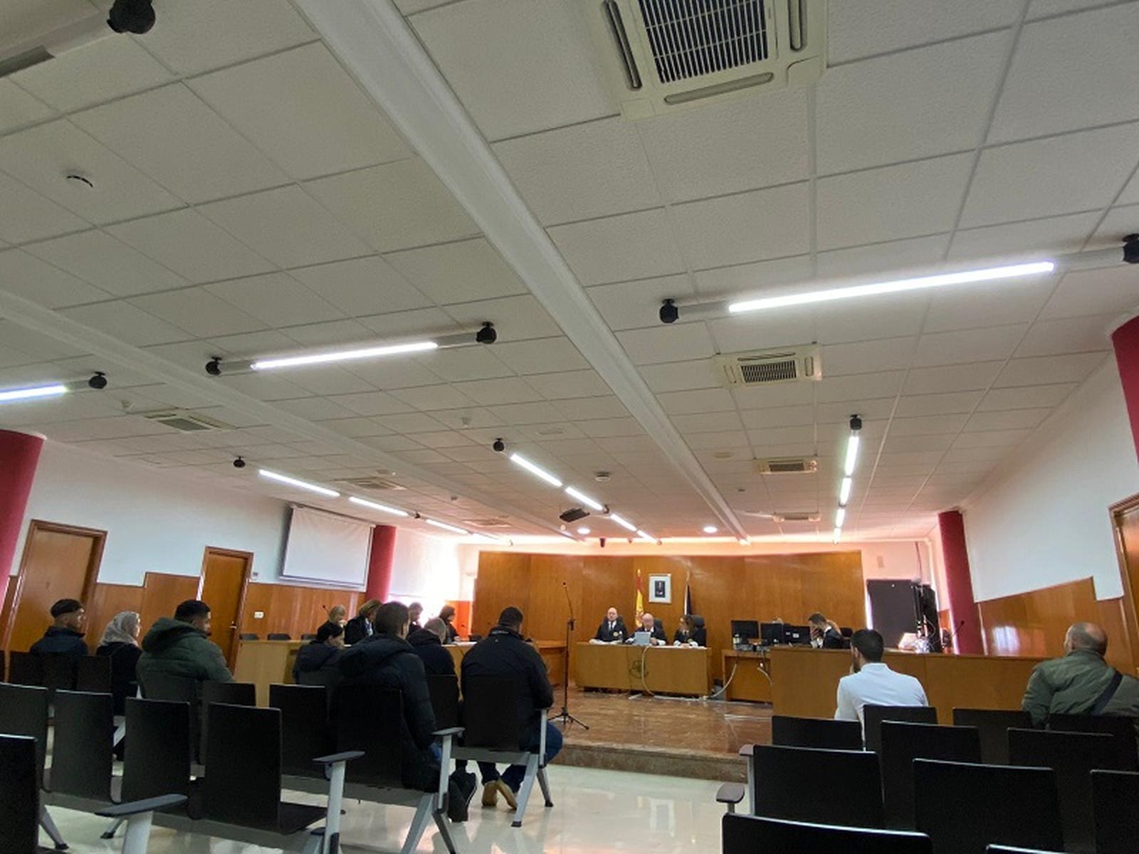 Las 9 personas condenadas, sentadas en el banquillo. / FOTO S.C.