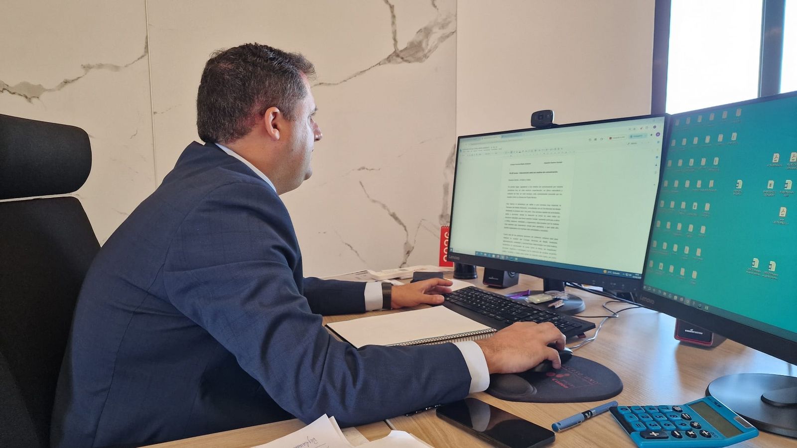 Alejandro Ramíreza, consejero de Medio Ambiente, trabajando en su despacho
