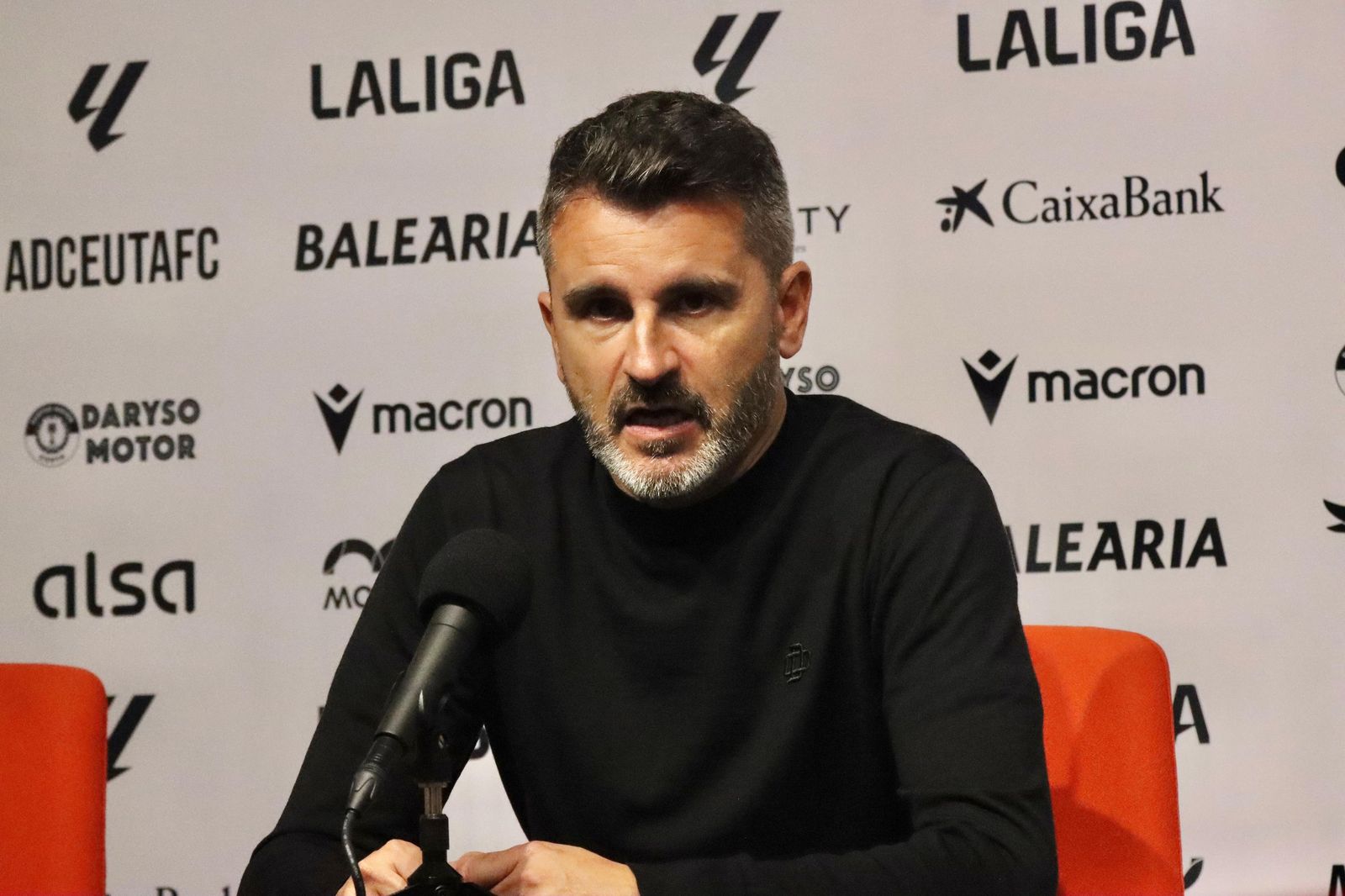 Iván Ania, entrenador del Córdoba CF, durante la rueda de prensa tras el partido que su equipo disputó en el Estadio Afonso Murube ante la AD Ceuta y que acabó con victoria caballa por 3-2