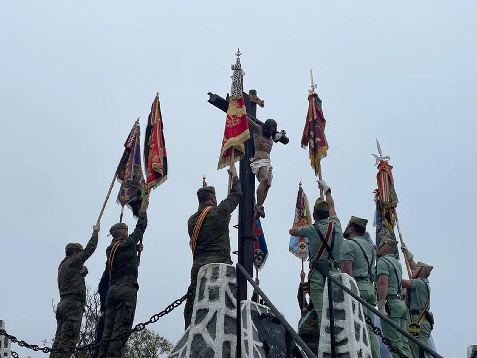 Homenaje a los caídos con el cristo de la Buena Muerte. / FOTO REDUAN