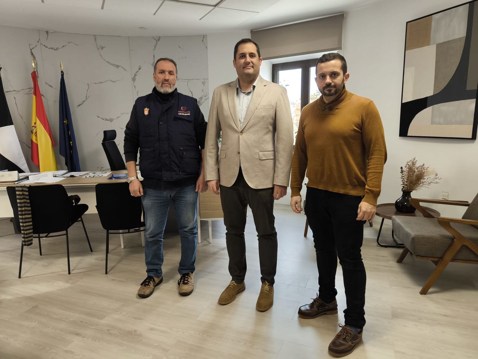 Los sindicalistas, junto al consejero Alejandro Ramírez, antes del inicio de la reunión