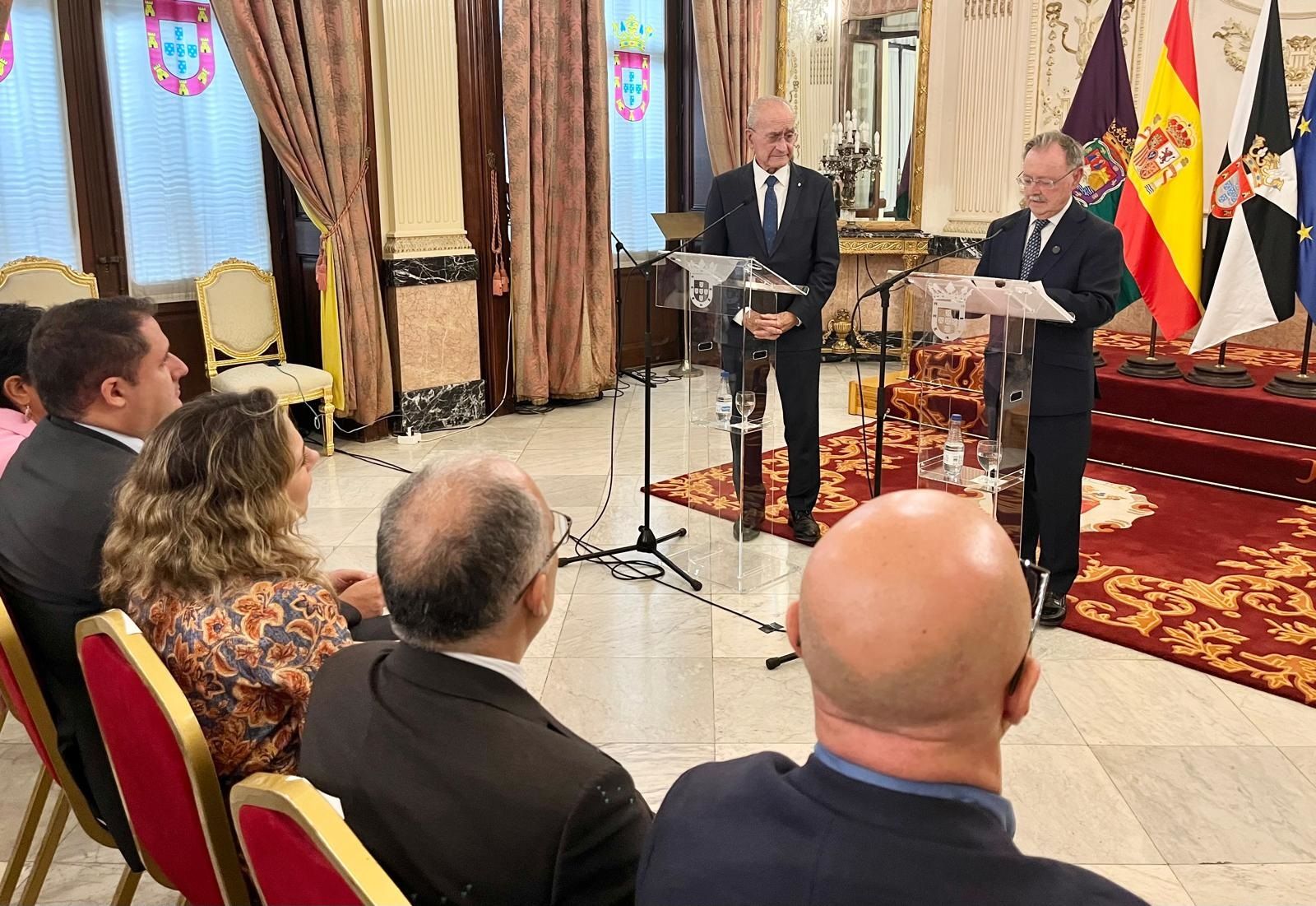 Vivas, durante su comparecencia en el Palacio de la Asamblea junto al alcalde de Málaga