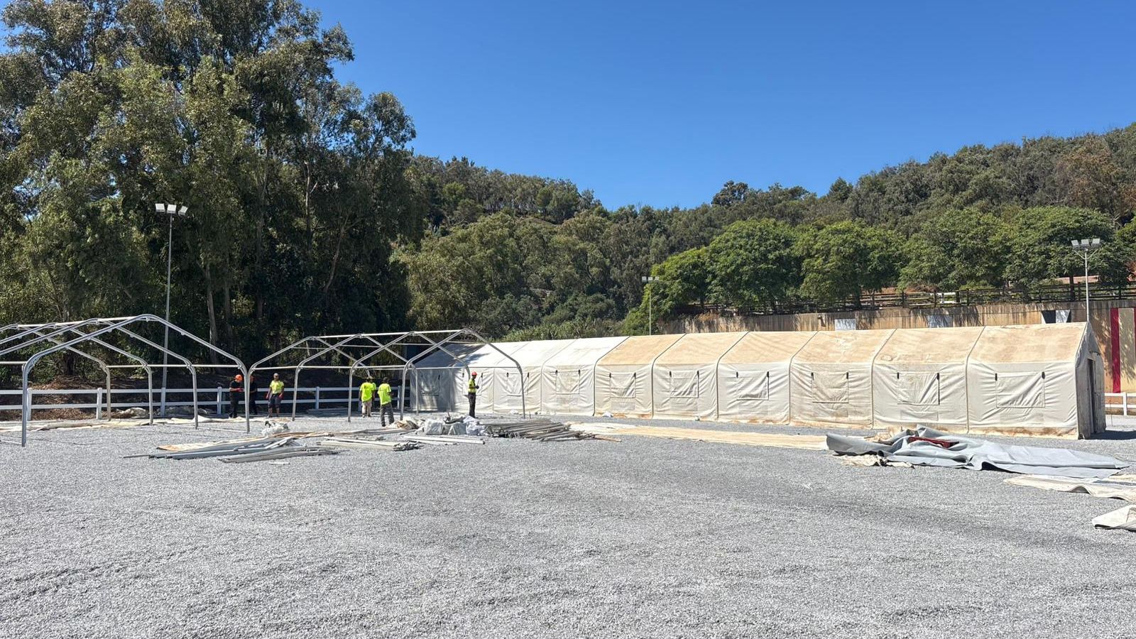 Instalación de las carpas para acoger migrantes en el Centro Ecuestre
