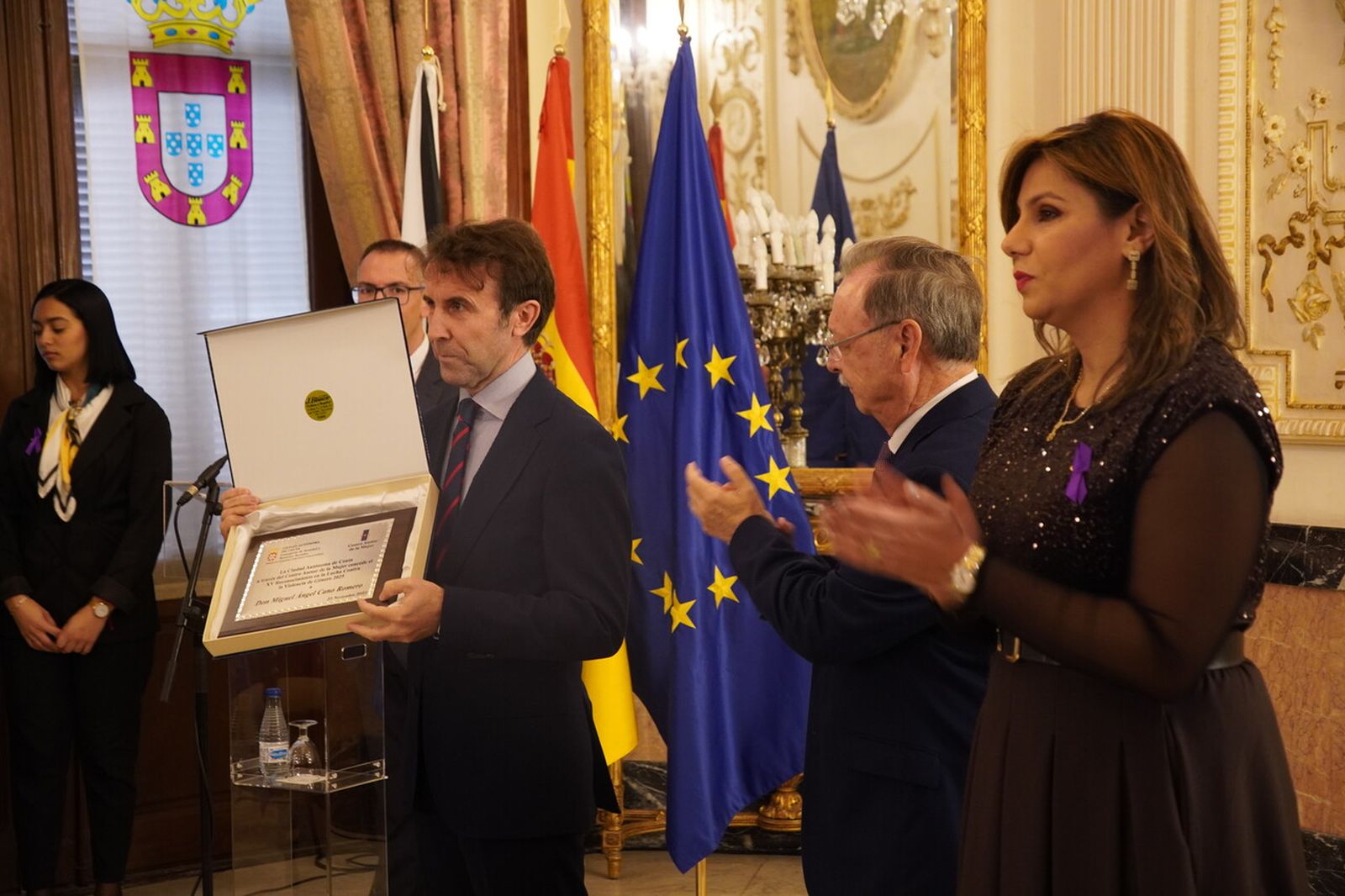 El presidente de Ceuta hace entrega a Miguel Ángel Cano del reconocimiento por el 25 junto a la consejera de Sanidad y Servicios Sociales .