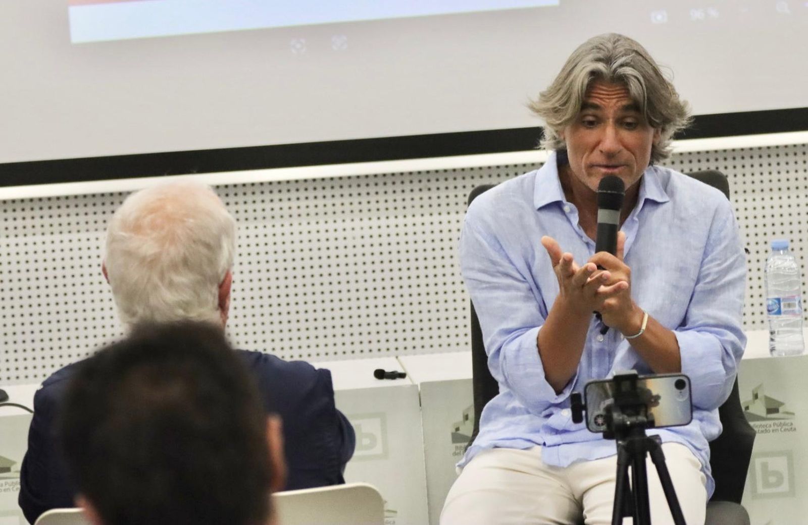 El extenista y entrenador emocional Pepe Imaz durante la presentación de su libro en la biblioteca pública