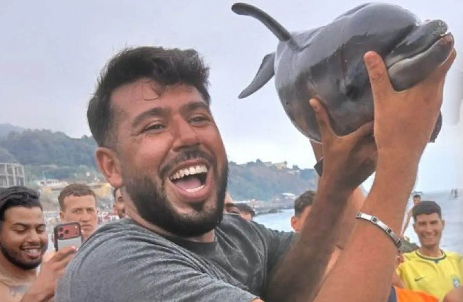 DAUBMA y CECAM plantan cara por la protección de la fauna en Ceuta. Migrantes marroquíes celebran la captura de una cria de delfín