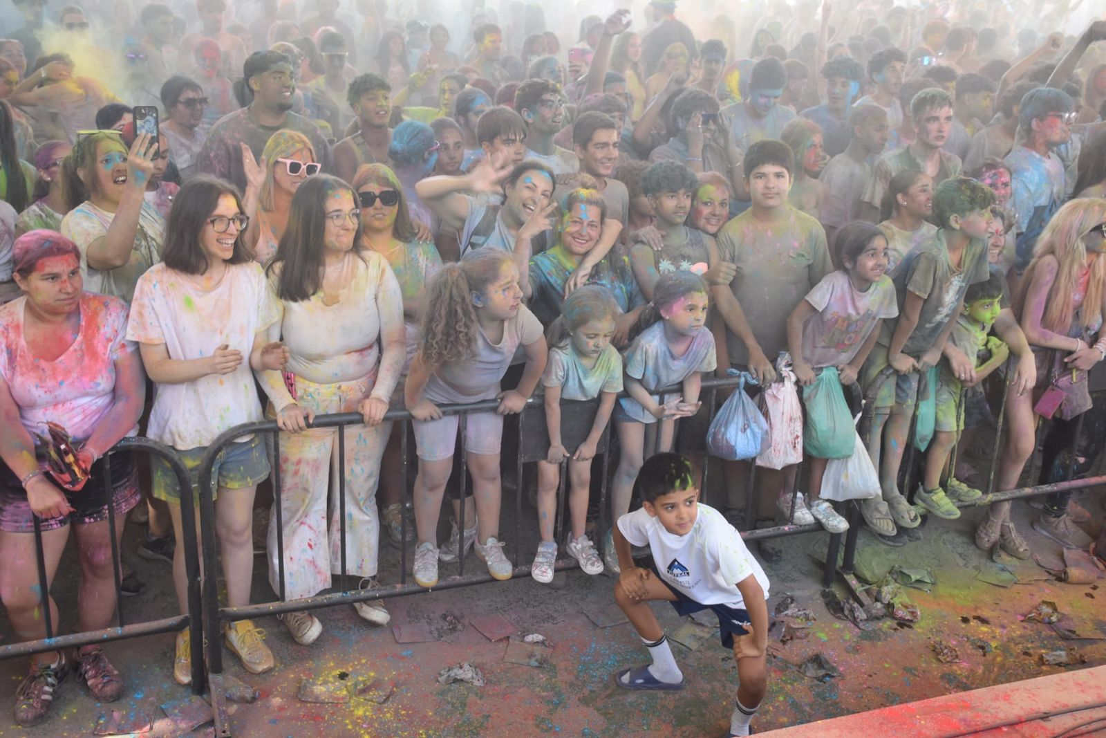 El Holi vuelve a teñir Ceuta de color por la solidaridad y el amor