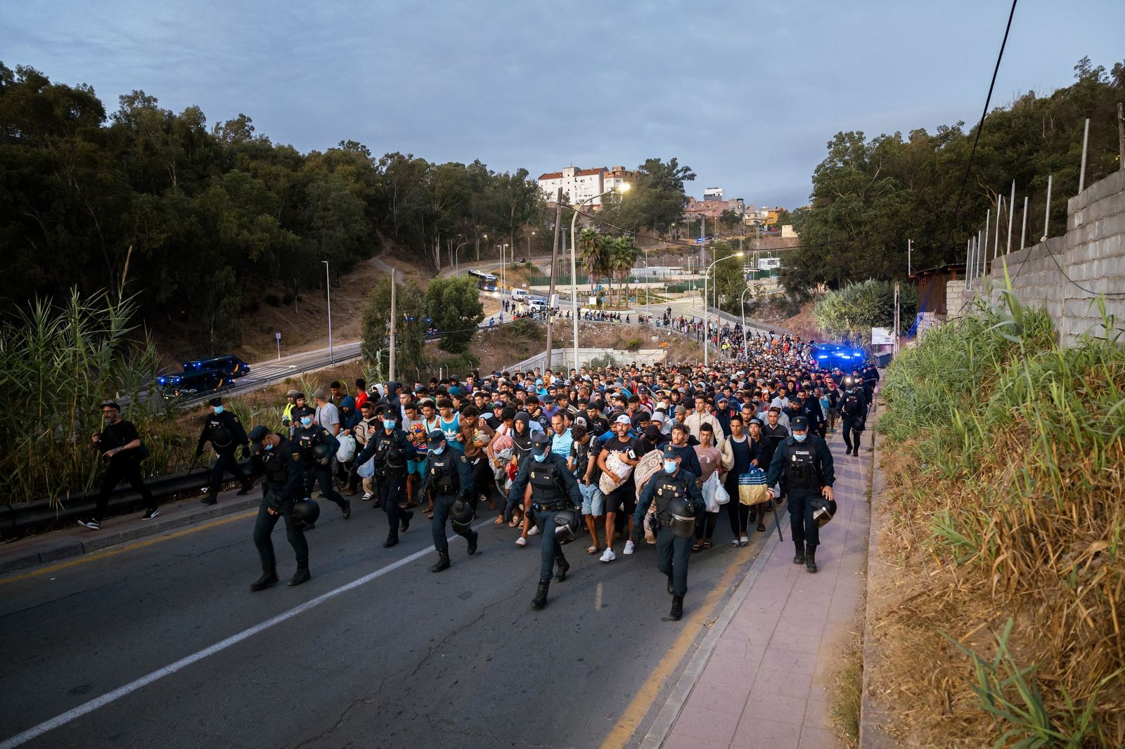 El Gobierno traslada a 864 migrantes de Loma Colmenar y prepara espacio para otras 300 mujeres y menores