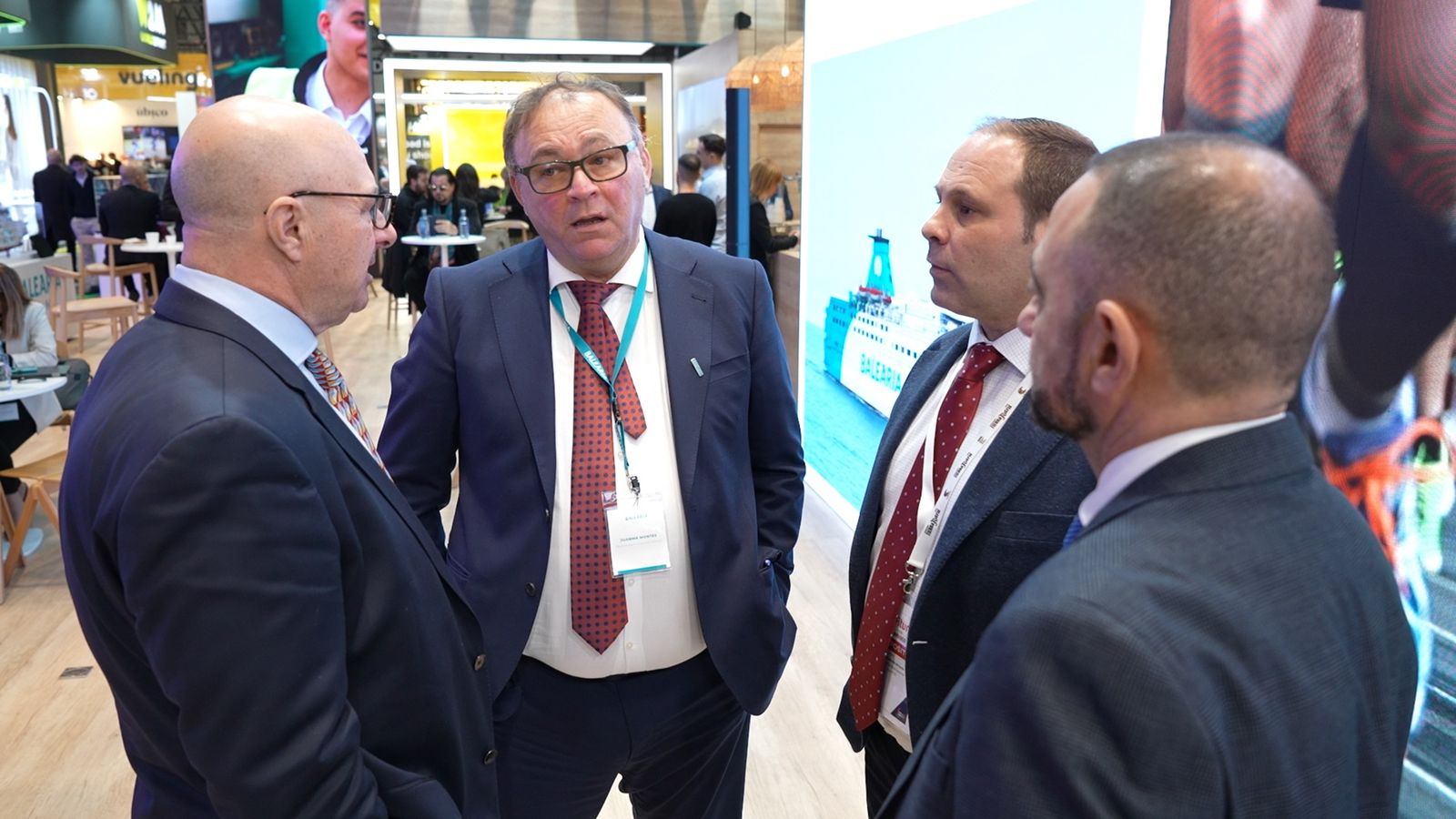 Nicola Cecchi, junto a responsables de la naviera Baleària