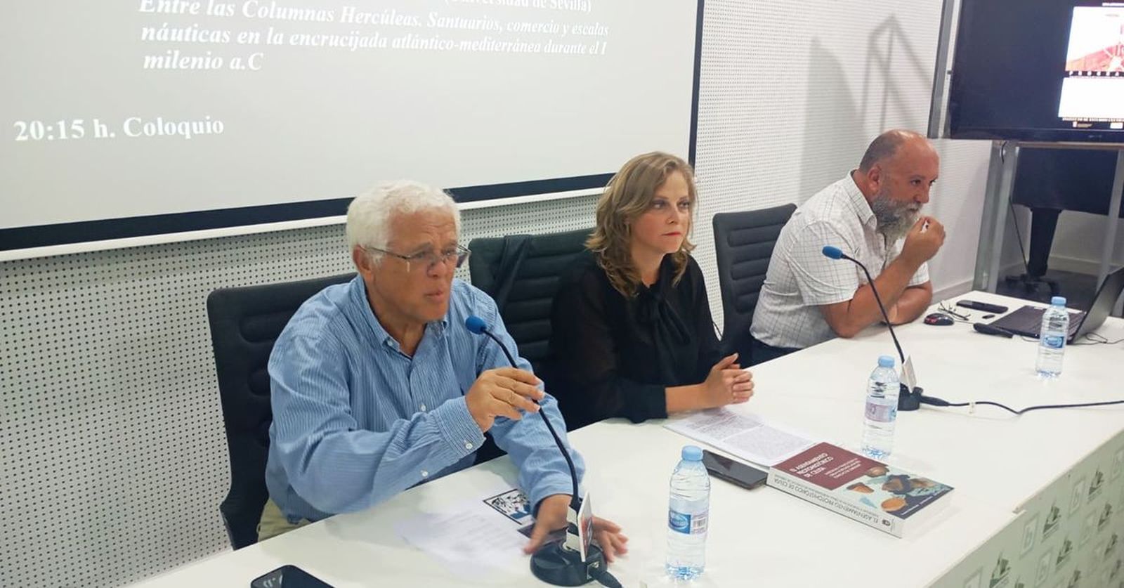 El arqueólogo Fernando Villada -a la izquierda- durante unas jornadas de historia organizadas por el Instituto de Estudios Ceutíes