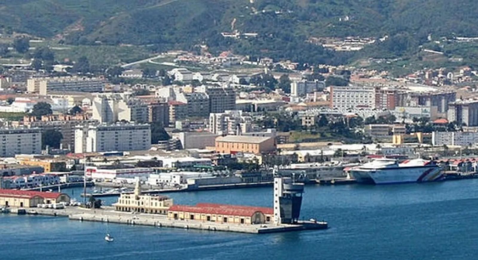 Vista de buena parte de la zona portuaria de Ceuta desde las alturas Vista de buena parte de la zona portuaria de Ceuta desde las alturas
