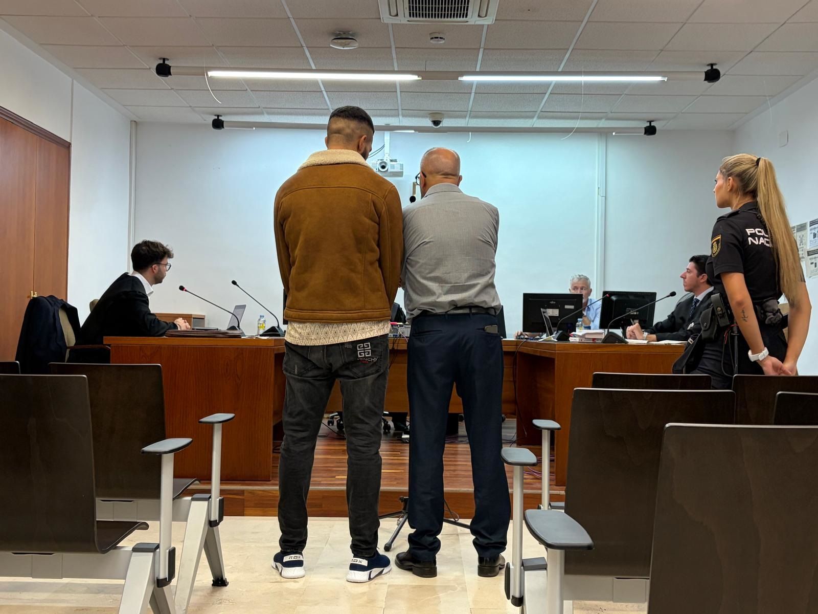 El acusado del ataque con espray pimienta, declarando por medio de un intérprete.