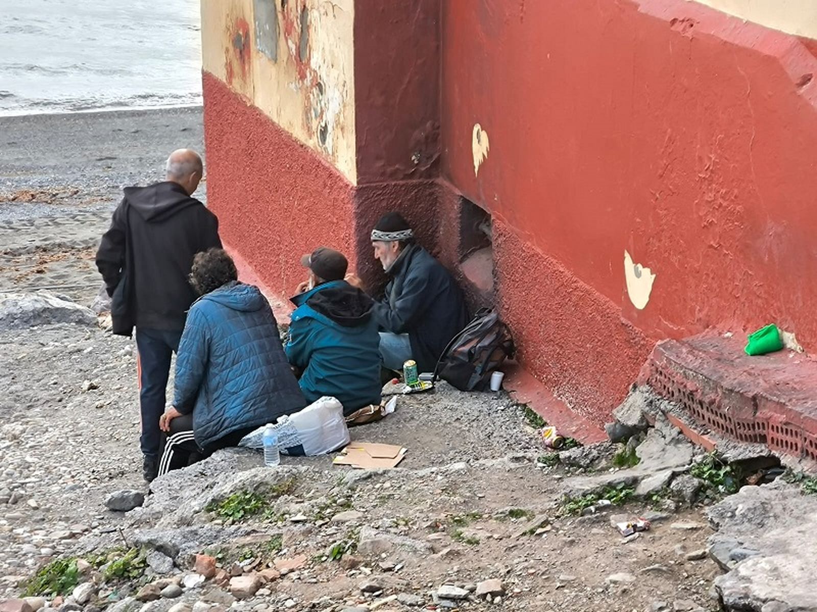 Conocidos de Abdeselam este jueves en la playa de la Almadraba. / FOTO NICOL'S