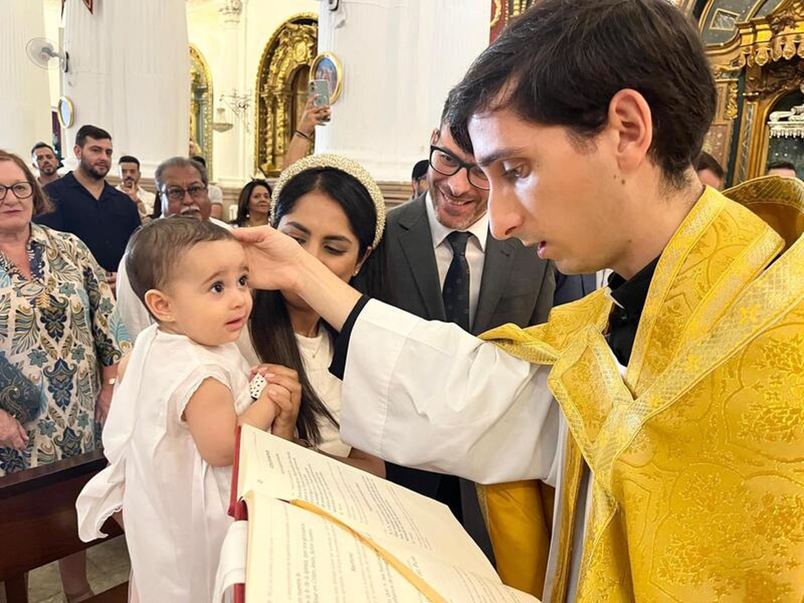 Melissa, José y Teresa reciben el sacramento del bautismo