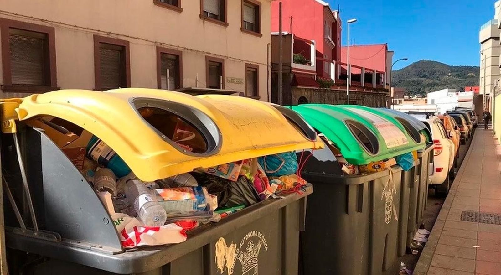 Contenedores de basura en una calle de la ciudad
