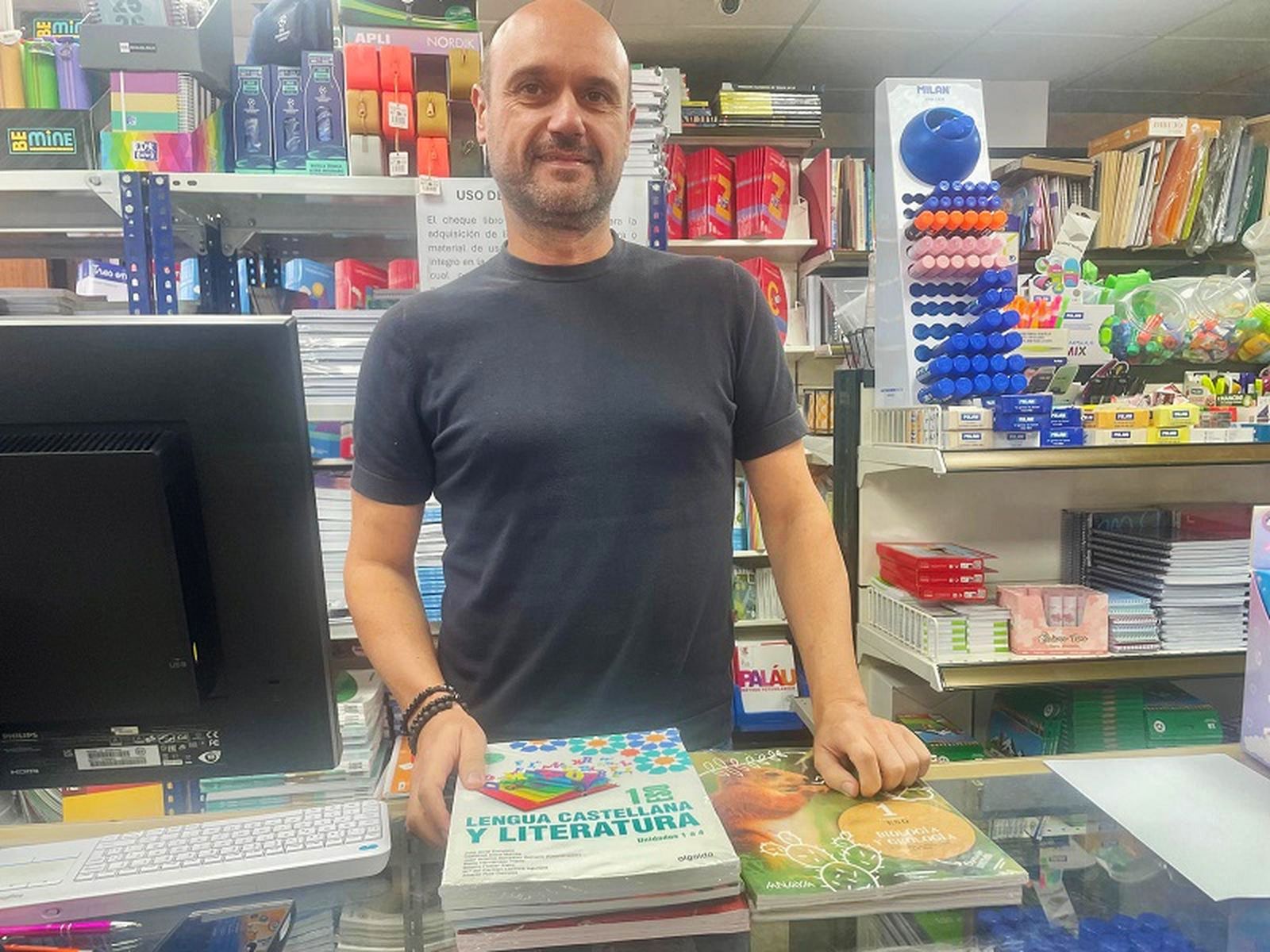 El encargado de la Librería General, Javier González. / FOTO REDUAN