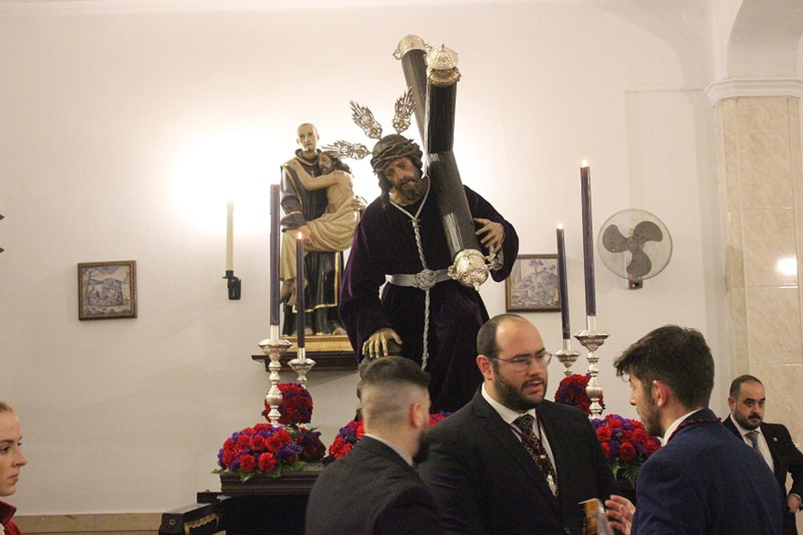 Momentos antes del comienzo del via crucis, dentro de la parroquia. / FOTO E.P.